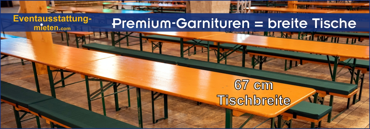 Breite Biertische ohne Tischwäsche durch schönes Holz jederzeit möglich mit bequemen grünen Sitzpolstern.