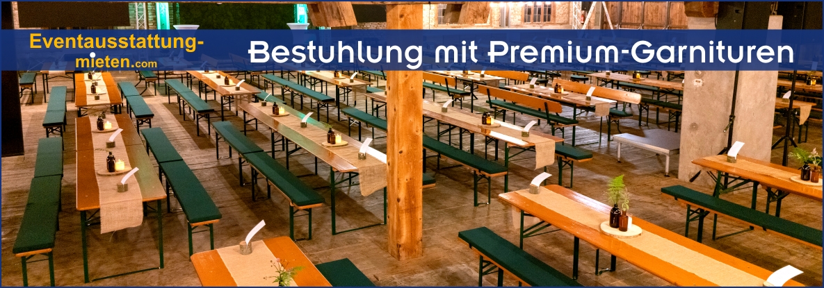 Breite Bierzelttische rustikal dekoriert für Firmenjubiläum mit Jute-Tischläufer und grünen Sitzpolstern.