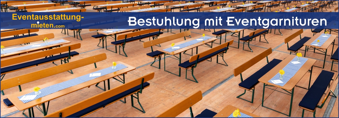 Bestuhlung mit Eventgarnituren zum Mitarbeiterfest mit blau-weißen Tischläufern.