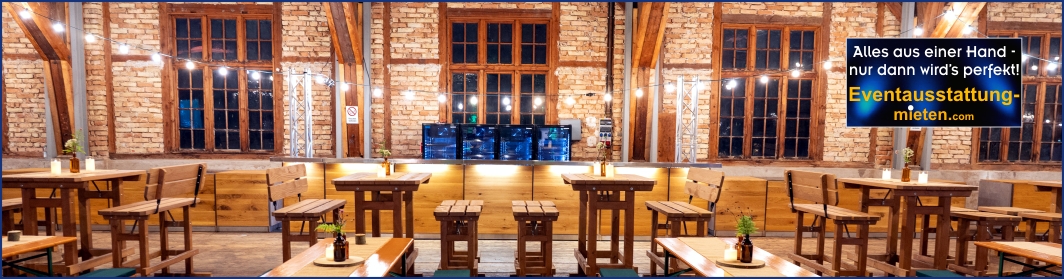 Rustikale Eventmöbel Verleih - Eventlocation Rosenheim Hochtischgarnituren und rustikale Möbel für Buffet und Bar mit Lichterketten-Beleuchung in einer Eventlocation