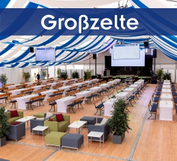 Grosszelte exklusive Festzelte mieten Zeltverleih Rosenheim Großes Festzelt mit weiß-blauer Dekoration, aufgehängten Monitoren, festlicher Bestuhlung mit Hussen und Polster, vorne Loungemöbel mit Pflanzen.