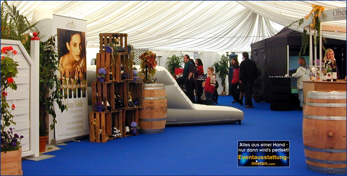 Hausmesse Bad Feilnbach - Zeltverleih Rosenheim Messestand einer Weinfirma mit Weinfässern und Weinkisten und Ausschank-Theke auf einer Hausmesse
