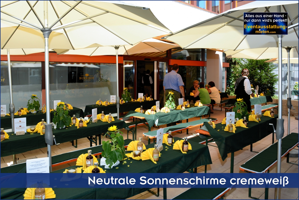 Glatz Sonnenschirme mieten Rosenheim in neutralem Cremeweiß Weiße Glatz-Sonnenschirme in Kombination mit Biertischgarnituren und grünen Sitzpolstern