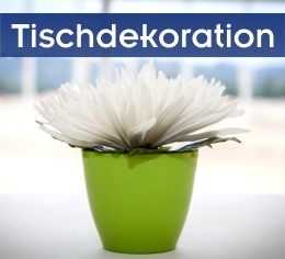 Kleine weiße Tischdekoration im grünen Übertopf