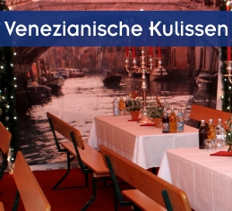 Venezianische Kulissen als Zeltplane mit kleinen Lichterketten und großen Kerzenleuchtern - eine tolle venezianische Eventdekoration
